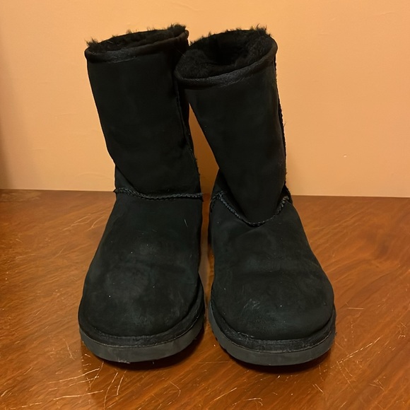 Pre-loved UGG Classic Short Boot - Size 9 in Black - Picture 3 of 14